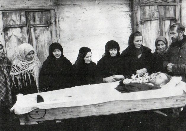Монахиня Евфросиния (Чуброва) третья слева, слева и справа от нее монахини-сестры Пелагея и Таисия (Пшеновы). Фото конца 1940-х гг.