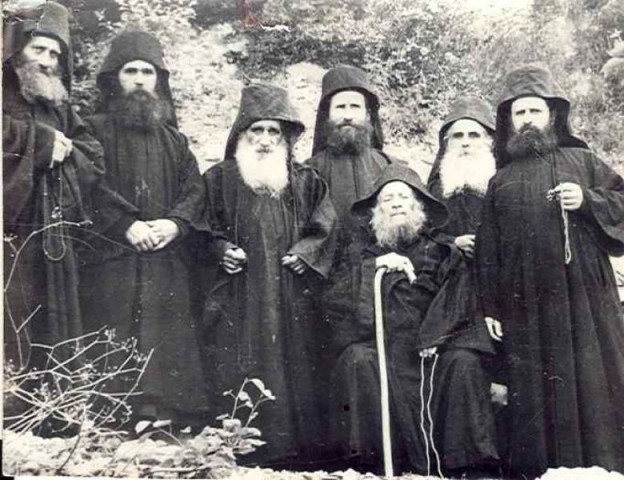 На фото: братство старца Иосифа Исихаста (сидит в центре) в последние годы. Старец Арсений Пещерник– стоит рядом, третий слева. Слева направо: второй отец Ефрем (Филофейский), отец Иосиф (Ватопедский) – авторы многих духовных книг.